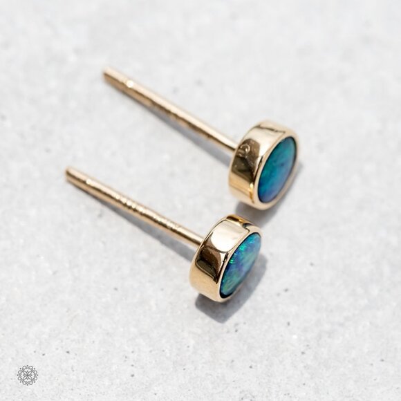 Minimalist Round Australian Doublet Opal Stud Earrings 18k Yellow Gold - Picture 5 of 8